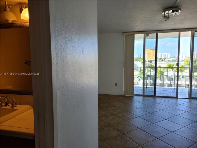 Foto del edificio - 1865 79th Street Causeway