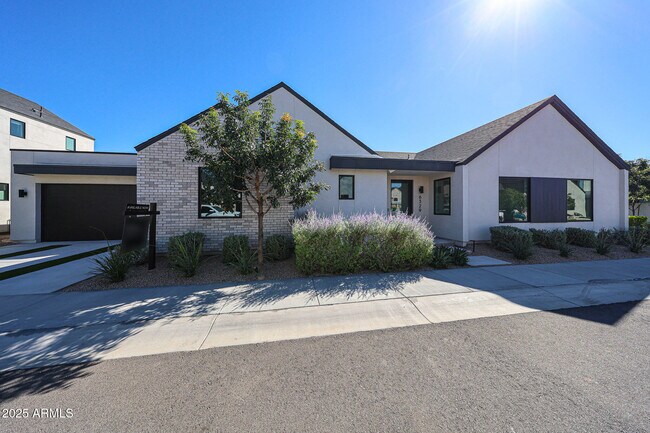 Foto del edificio - 6329 N 10th Dr