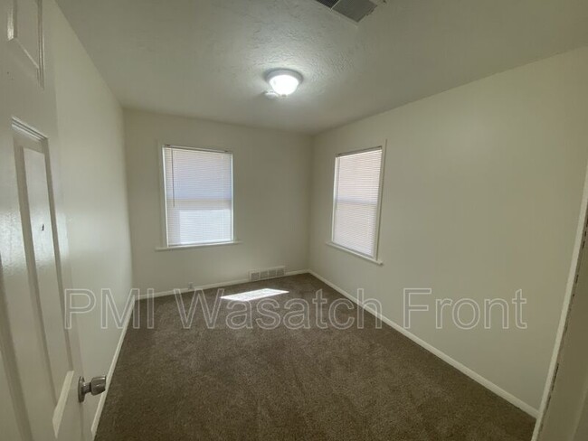 Building Photo - 750 300 N