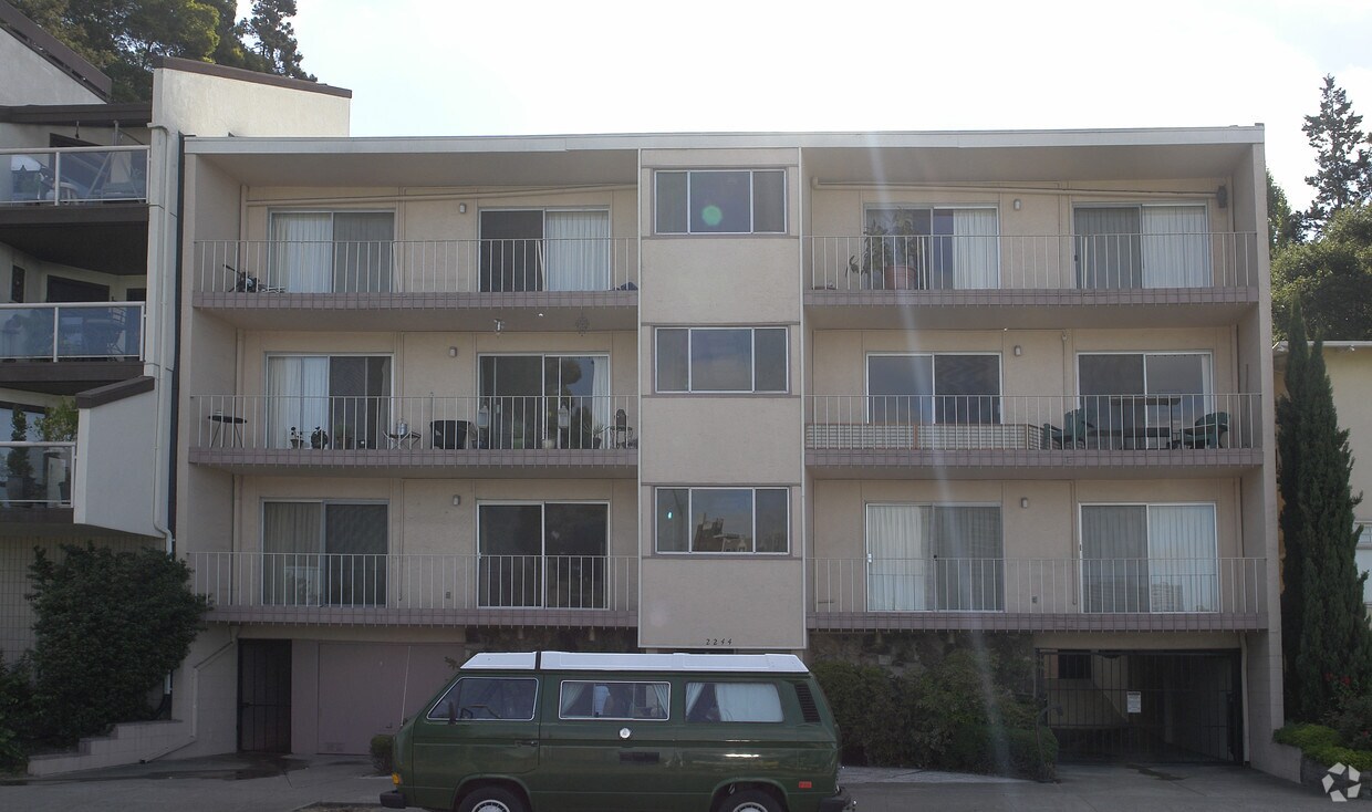 Primary Photo - Lakeshore Apartments