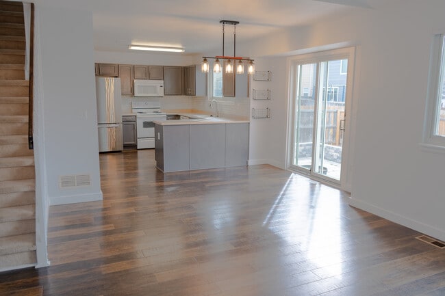 Building Photo - 307 Benton St