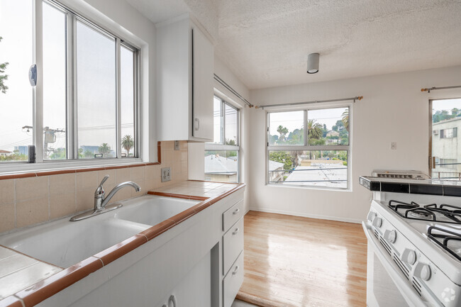 1BR, 1BA - 500SF - Kitchen - 2167 Beachwood Ter