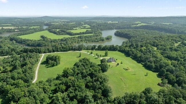 Foto del edificio - 17803 Campbell Ln