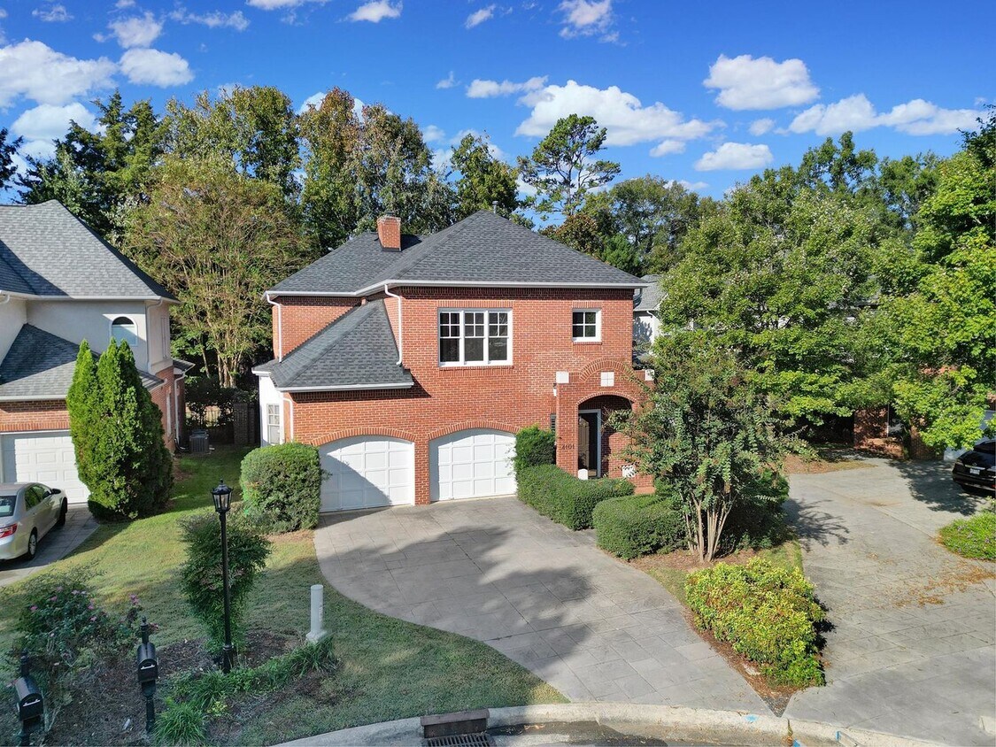 Primary Photo - Stunning 4 Bed 4.5 Bath Home Just Minutes ...