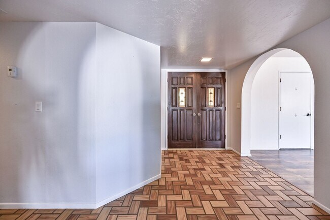 Foto del edificio - 4 bedroom /2 bath in NW neighborhood.