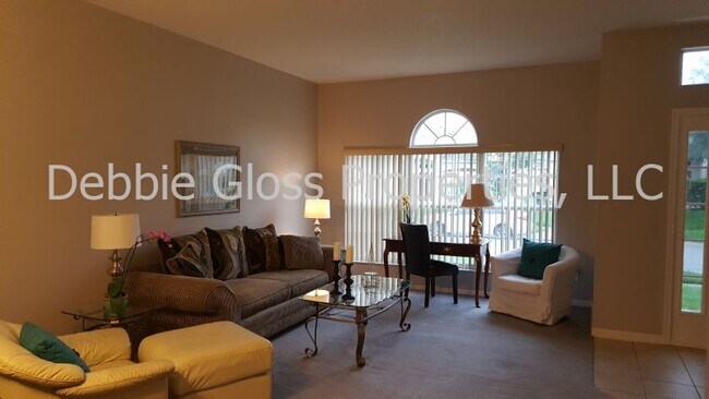 Foto del edificio - STUDENT FRIENDLY! FURNISHED, Large Open Fl...