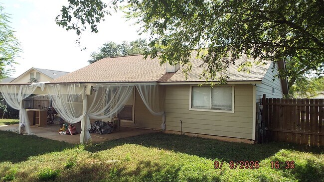 Foto del edificio - 8311 Meadow Fire St