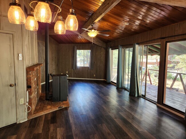 Building Photo - 2 Bed / 2 bath ~ Octagon Home, So Cute