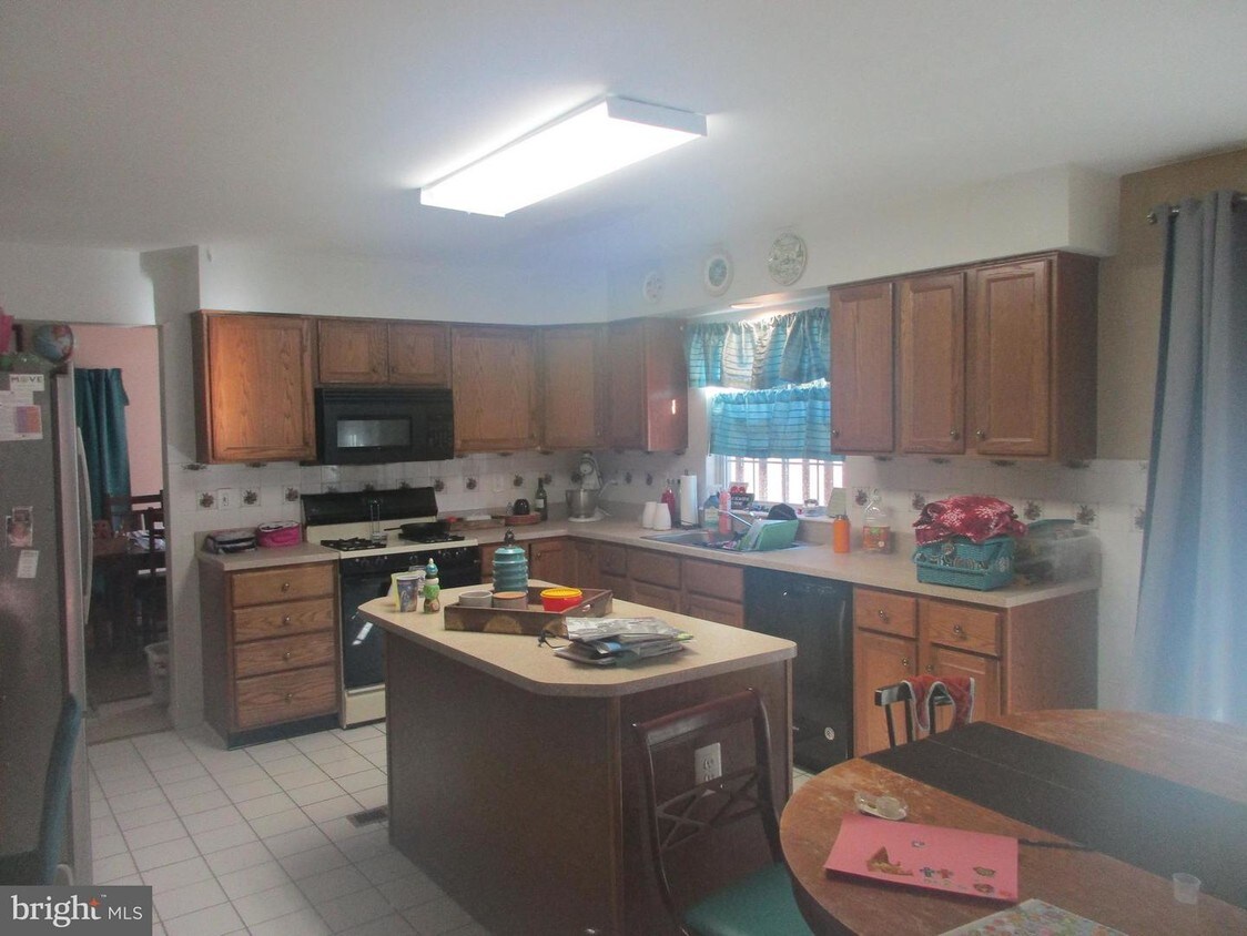 Primary Photo - 2032 Knotty Pine Dr