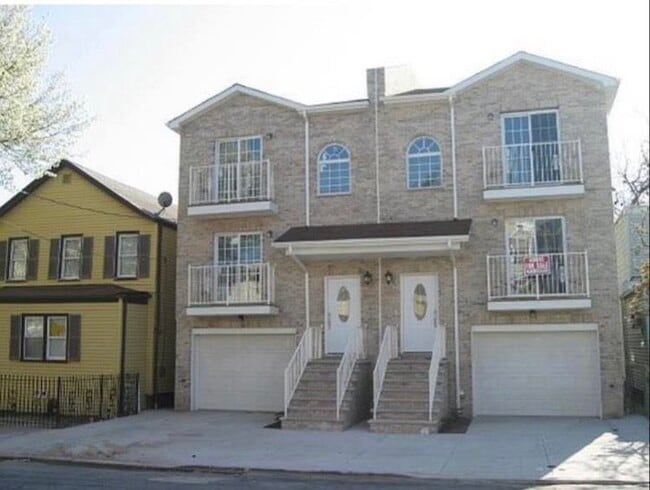 Building Photo - 139 Linden Ave