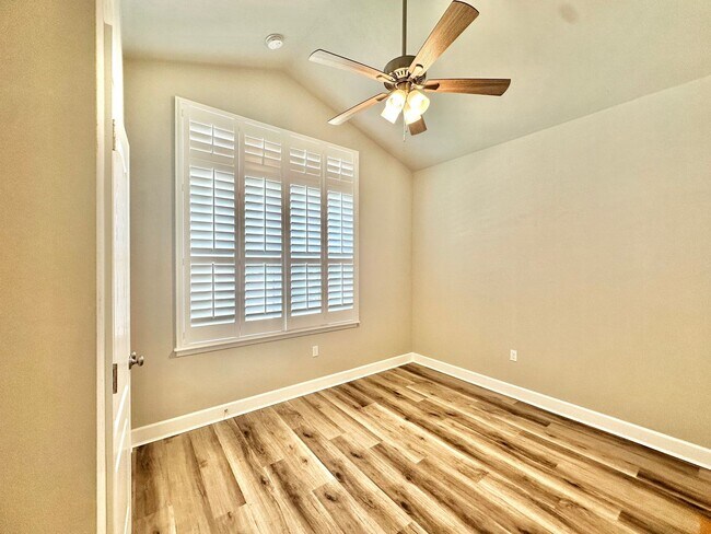 Foto del edificio - Modern Comfort in Fletcher Oaks – 3BR/2BA Home with Natural Light & Serene Views