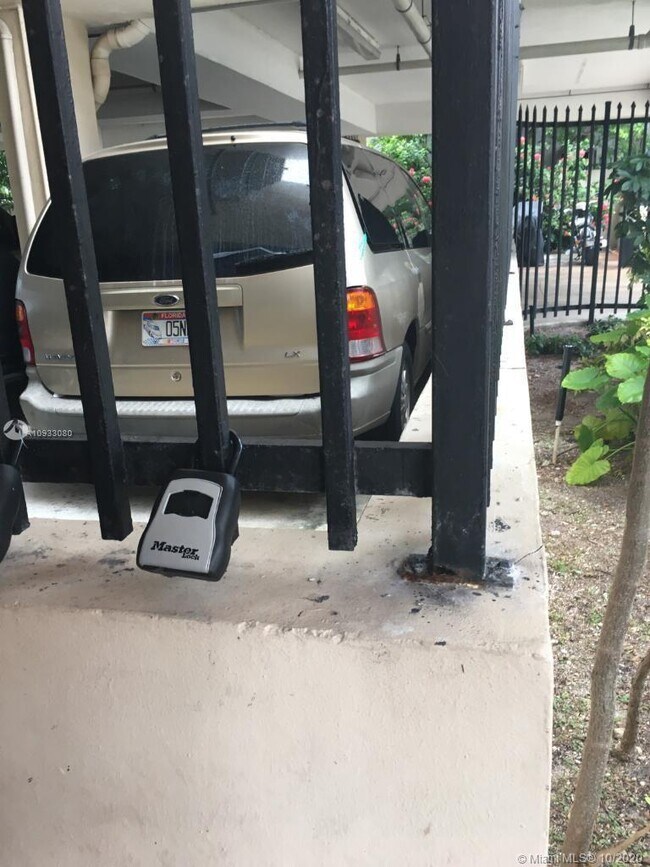 Foto del edificio - 8100 Byron Ave