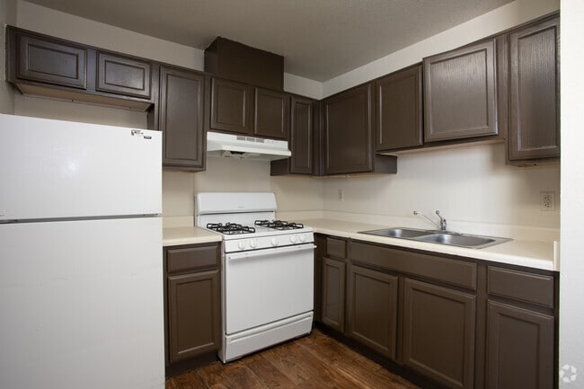 2BR, 1BA - 800SF - Western Gallagher Apartments