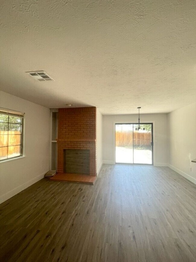 Foto del edificio - Darling Elk Grove Halfplex!