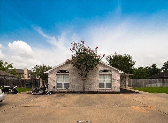 Foto del edificio - 1417 Western Oaks Ct