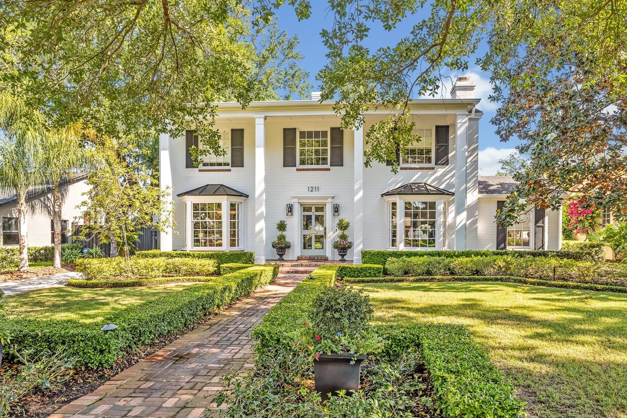 Primary Photo - Gorgeous Furnished Home