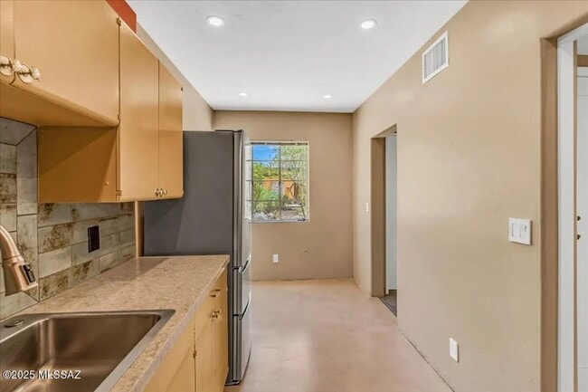 Foto del edificio - 720 N Palo Verde Blvd