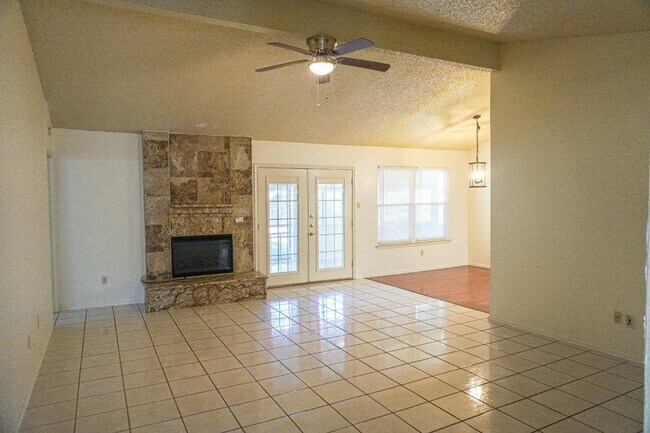 Building Photo - Universal City 3 Bedroom, 2 Bath, Single Story