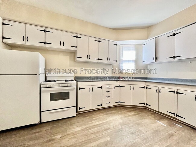Building Photo - 1133 3rd St