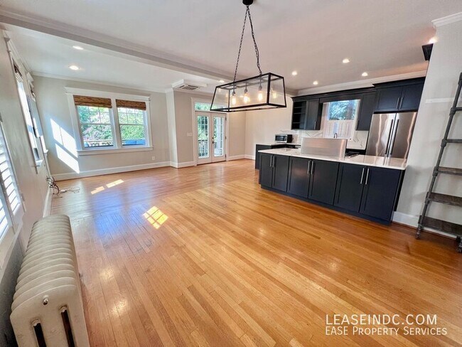 Foto del edificio - 5820 Broad Branch Rd NW