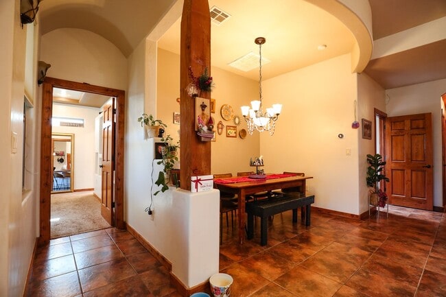 Foto del edificio - Roomy 4 bedroom Home with Solar Panels