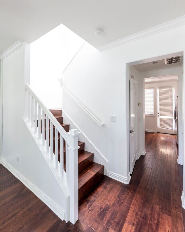 Foto del edificio - Irvine Condo Now Leasing