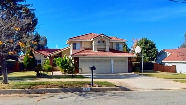 Building Photo - Large 4 Bedroom 3 Bathroom Home in Redlands!
