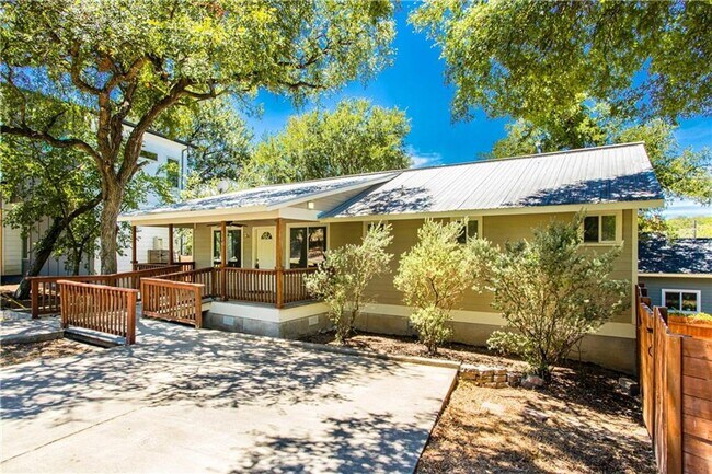 Foto del edificio - Stunning Renovation - New Hardwood flooring, tile in Kitchen. Granite countertops, breakfast bar