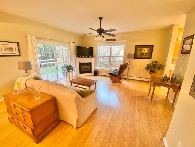 Foto del edificio - Furnished 2 or 3 bedroom condo Essex Junction
