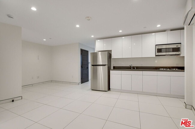 Building Photo - 946 S Ridgeley Dr