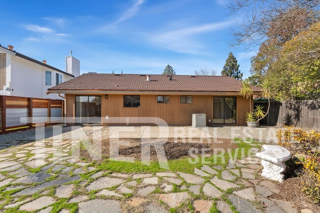 Building Photo - Sophisticated 3 Bedroom Home in Ridge Poin...