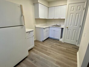 Building Photo - 2205 E Cedar Ave