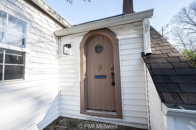 Foto del edificio - "Charming 3-Bedroom Haven with Spacious Living in Indianapolis – 2,190 Sq Ft of Comfort!"