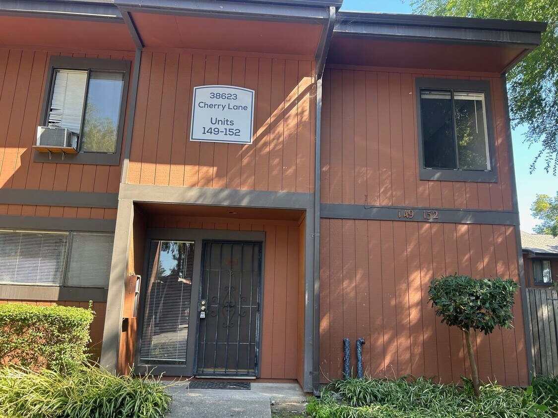 Foto principal - Nice 3br/1.5ba Town Home. Great school. Wa...