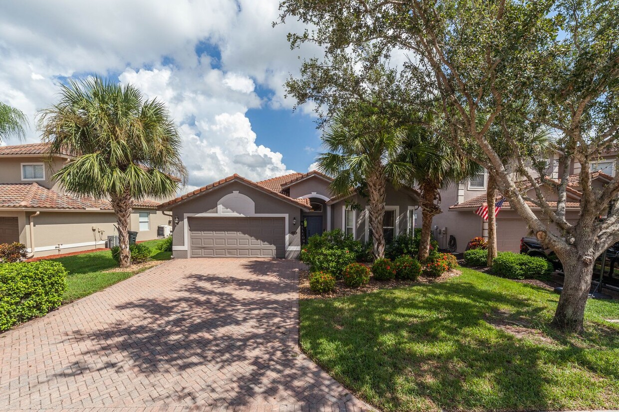 Foto principal - ANNUAL RENTAL - 3 BED + DEN / 2 BATH HOME ...