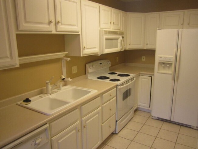 Building Photo - End unit Spacious Townhouse