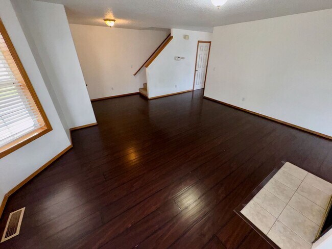 Foto del edificio - Spacious 4BR Home with Fenced Yard, 2-Car Garage & Convenient Location