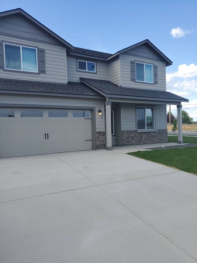 Primary Photo - 4 bed 2.5 bath home in Mae Valley area of ...