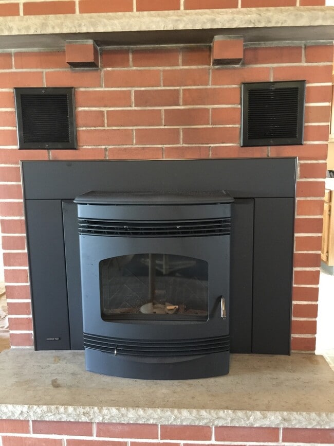 Building Photo - Country Comfort in Fort Atkinson