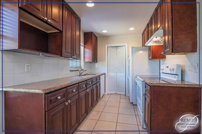 Foto del edificio - ** LAKE PARK ** 3 BED / 2 BATH POOL HOME -...