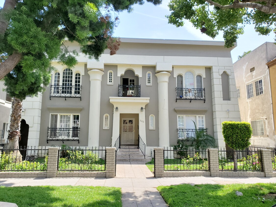 Primary Photo - 542 N Alexandria Ave