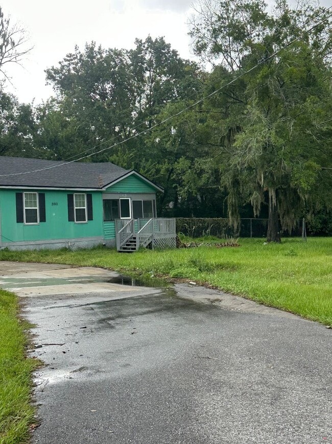Building Photo - Fully Renovated 3/1.5 Available for Immedi...