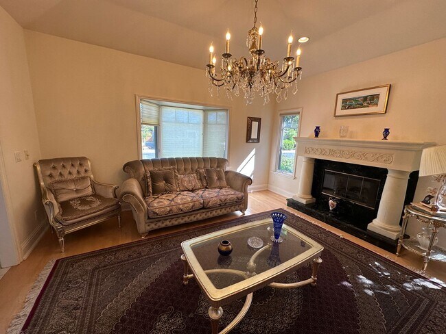 Foto del edificio - Beautifully Appointed 4 Bed, 2.5 Bath Home...