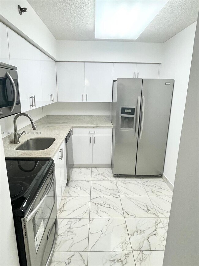 Foto del edificio - 3300 NE 192 St