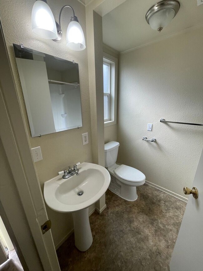 Foto del edificio - Do not miss this cozy 2 bedroom Lebanon Apartment!