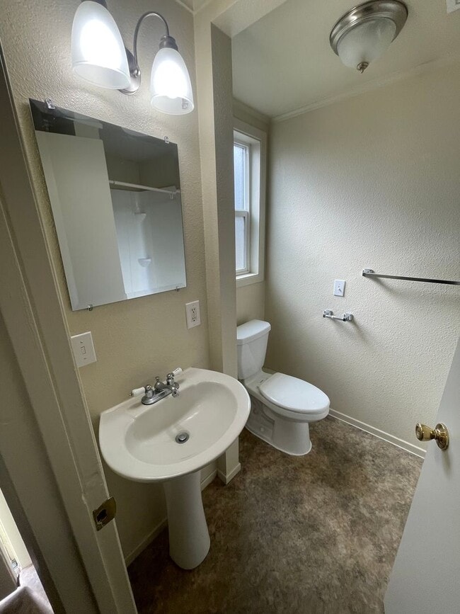Building Photo - Do not miss this cozy 2 bedroom Lebanon Apartment!