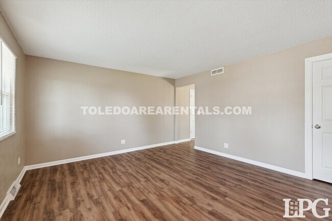 Building Photo - 6820 Wagoner Dr