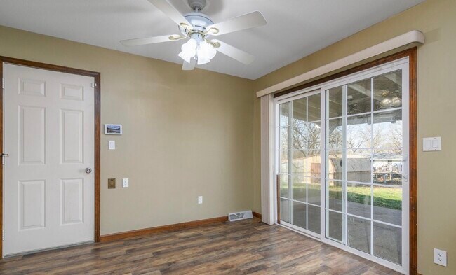 Foto del edificio - 404 Elm Tree Dr