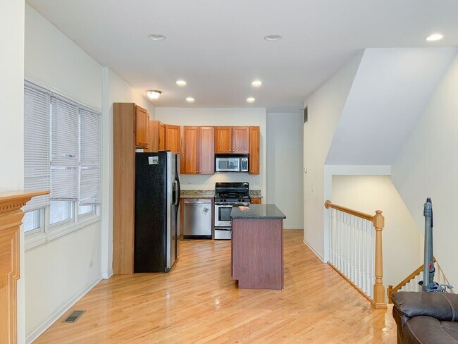 Building Photo - 2510 N Southport Ave