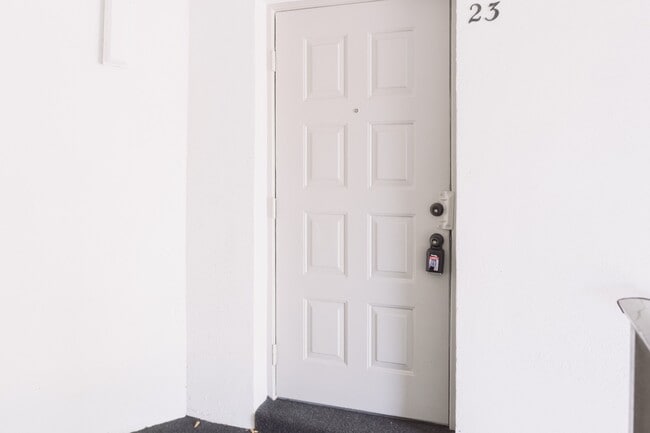 Foto del edificio - 8215 Sun Spring Cir